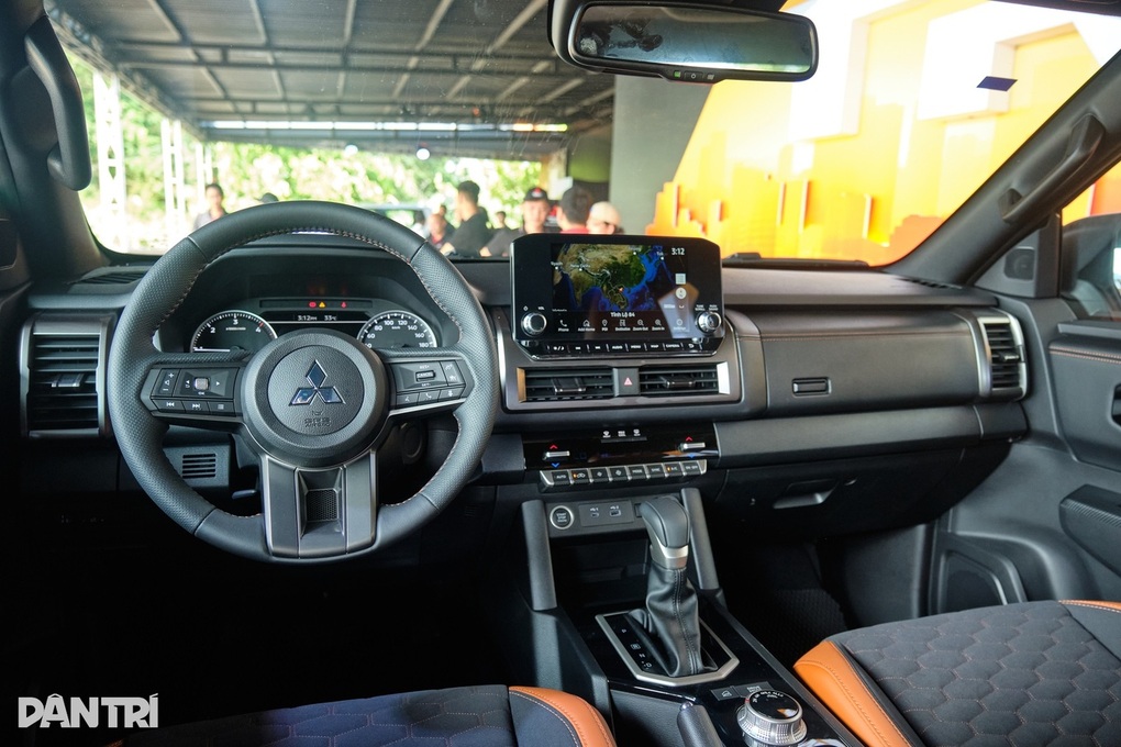 Tầm giá 900 triệu đồng, chọn Toyota Hilux hay Mitsubishi Triton? - 4