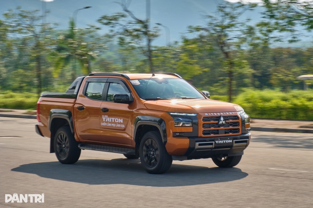 Tầm giá 900 triệu đồng, chọn Toyota Hilux hay Mitsubishi Triton? - 6