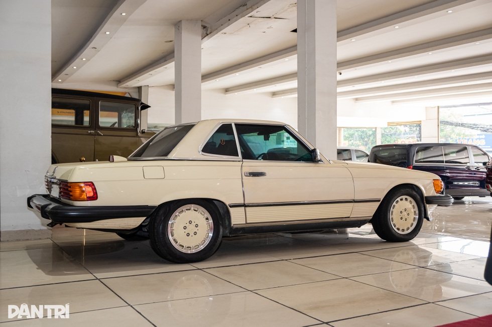 Khám phá huyền thoại Mercedes-Benz 560 SL, Việt Nam chỉ có 2 chiếc - 3 Khám phá huyền thoại Mercedes-Benz 560 SL, Việt Nam chỉ có 2 chiếc - 3
