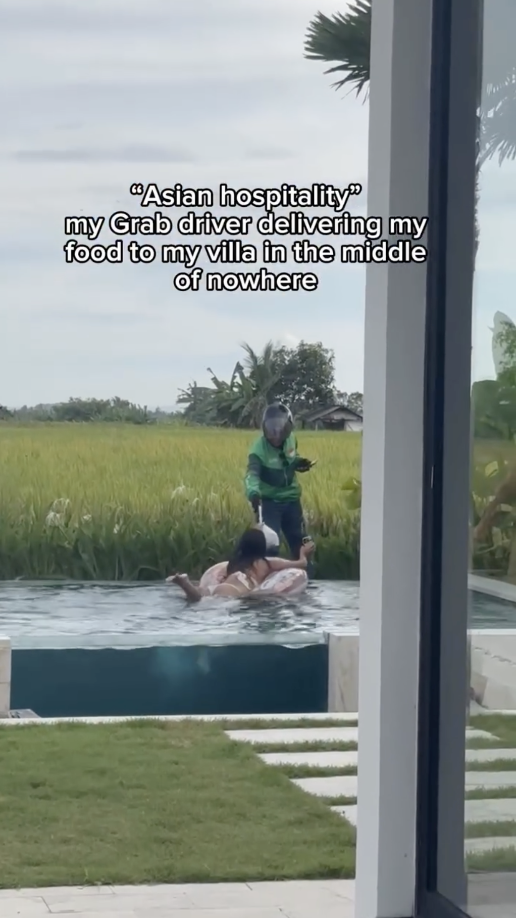 Khách Tây chết lặng nhìn shipper lộ diện từ dưới bùn để giao đơn hàng giữa ruộng- Ảnh 2. Khách Tây chết lặng nhìn shipper lộ diện từ dưới bùn để giao đơn hàng giữa ruộng- Ảnh 2.