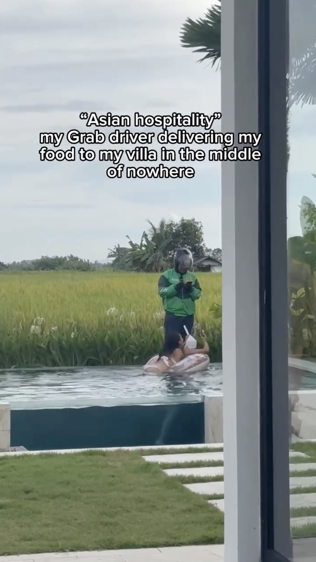 Khách Tây chết lặng nhìn shipper lộ diện từ dưới bùn để giao đơn hàng giữa ruộng- Ảnh 4. Khách Tây chết lặng nhìn shipper lộ diện từ dưới bùn để giao đơn hàng giữa ruộng- Ảnh 4.