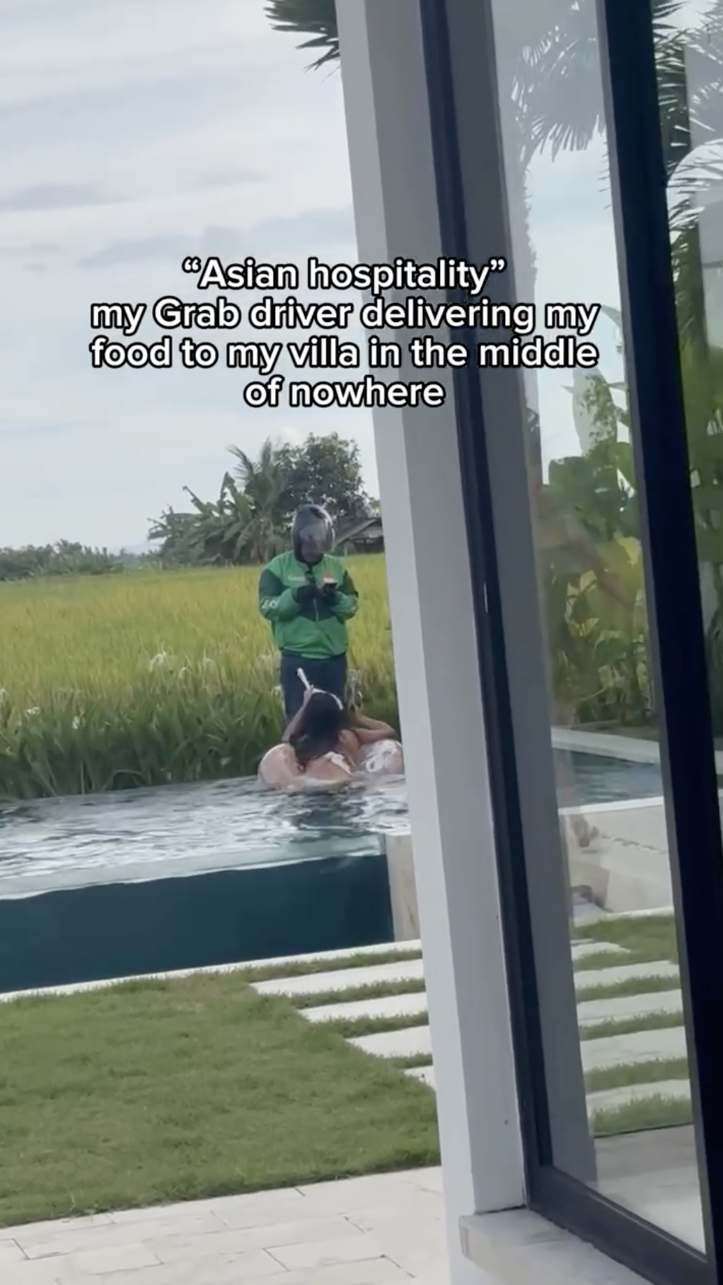 Khách Tây chết lặng nhìn shipper lộ diện từ dưới bùn để giao đơn hàng giữa ruộng- Ảnh 5. Khách Tây chết lặng nhìn shipper lộ diện từ dưới bùn để giao đơn hàng giữa ruộng- Ảnh 5.