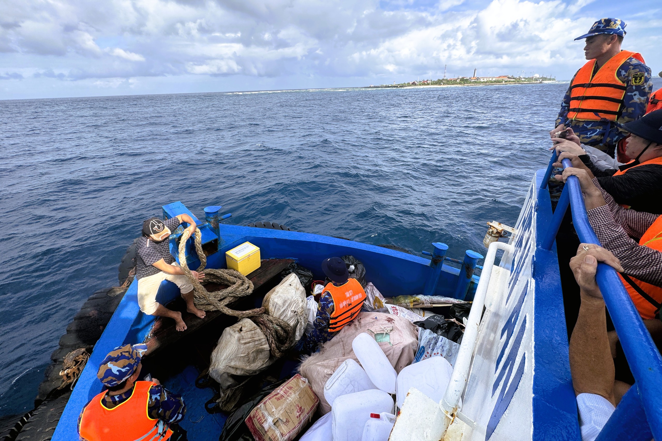 Tết ở Trường Sa - Kỳ 5: Sóng gió Song Tử Tây- Ảnh 4. Tết ở Trường Sa - Kỳ 5: Sóng gió Song Tử Tây- Ảnh 4.