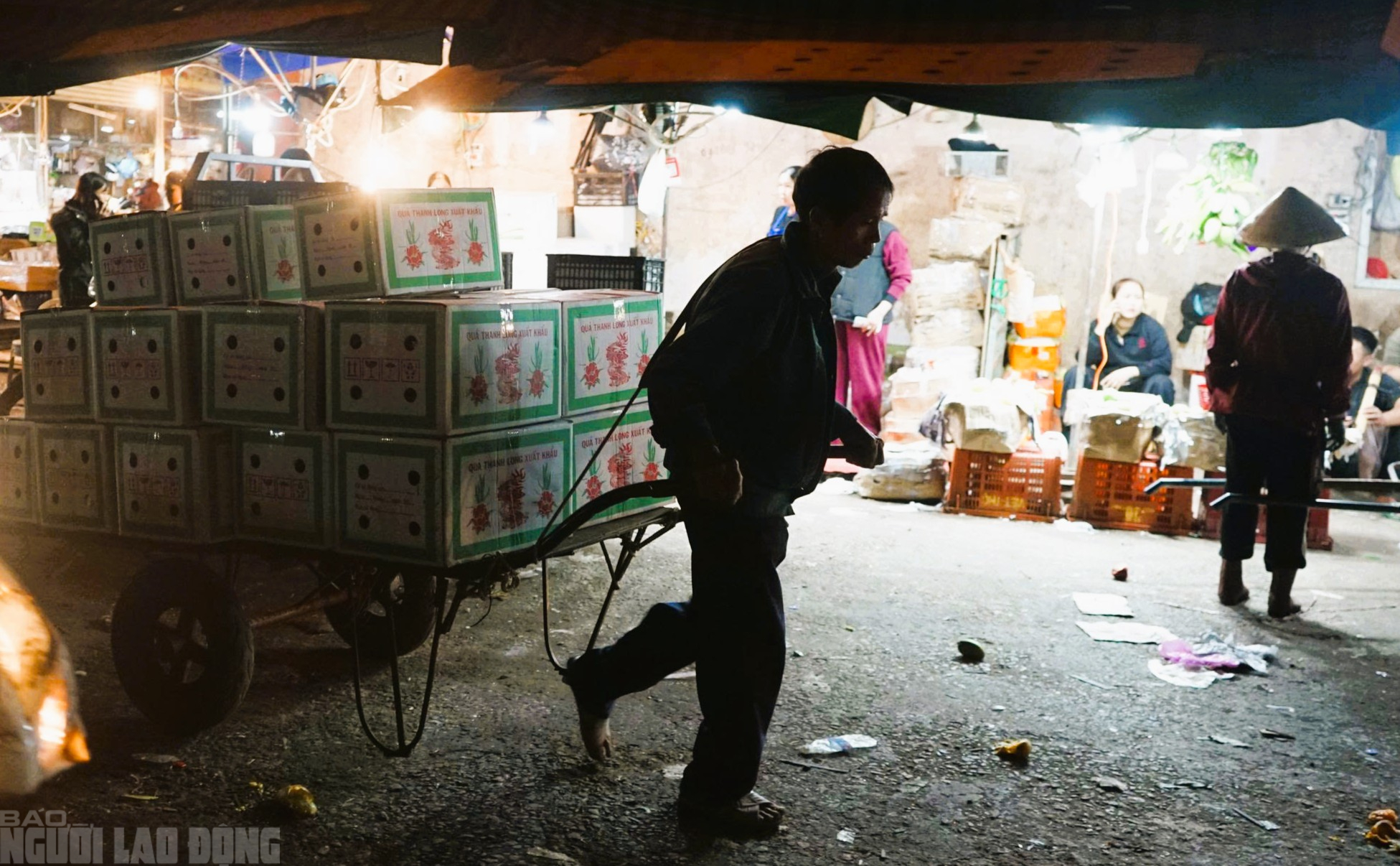 Mưu sinh xuyên đêm ở chợ đầu mối lớn nhất Thanh Hóa ngày cận Tết - Ảnh 2.