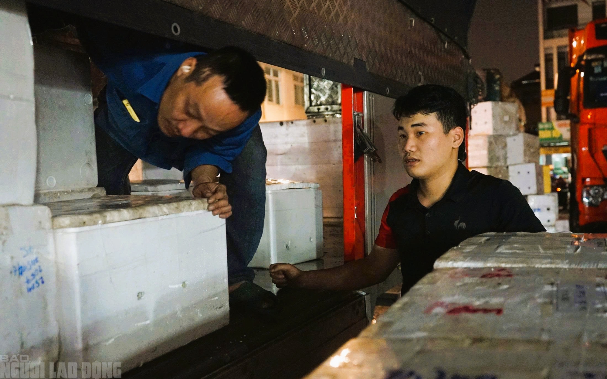 Mưu sinh xuyên đêm ở chợ đầu mối lớn nhất Thanh Hóa ngày cận Tết - Ảnh 3.