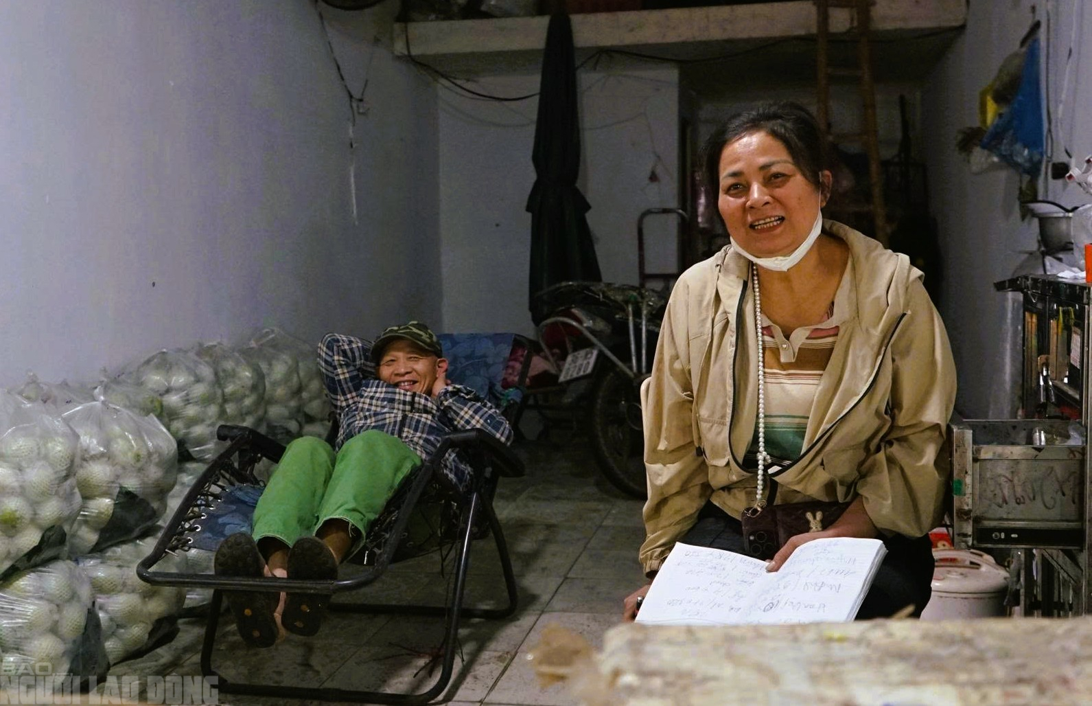 Mưu sinh xuyên đêm ở chợ đầu mối lớn nhất Thanh Hóa ngày cận Tết - Ảnh 4.