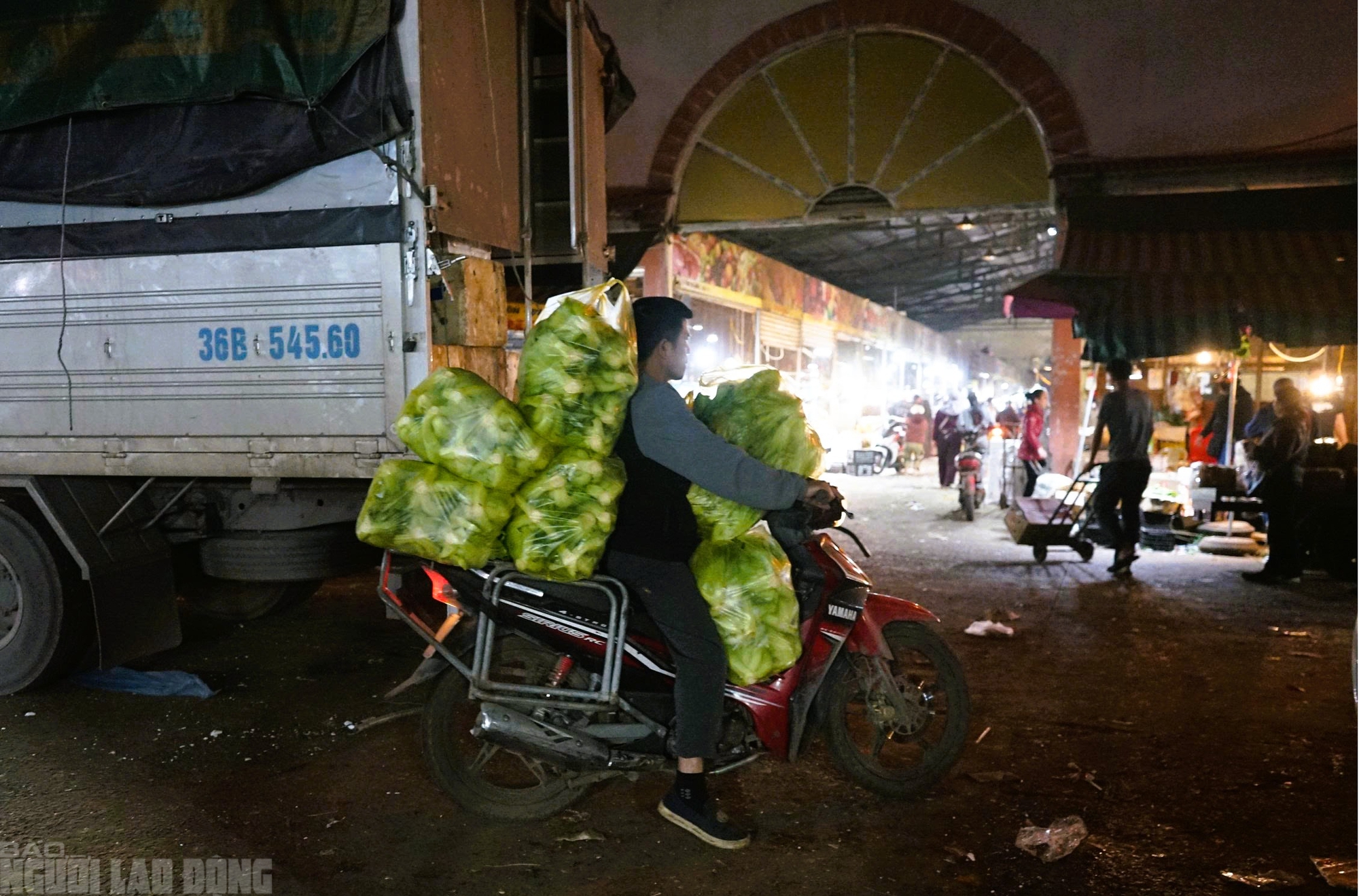 Mưu sinh xuyên đêm ở chợ đầu mối lớn nhất Thanh Hóa ngày cận Tết - Ảnh 7.