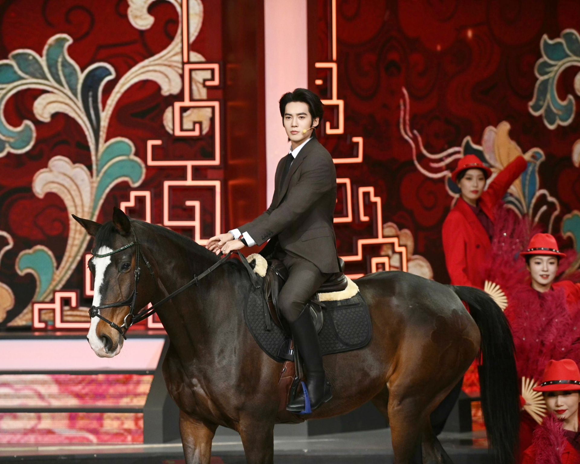 Đỉnh nhất Tết Nguyên đán 2026: Mỹ nam cưỡi ngựa lên sân khấu mừng năm mới, giúp nhà đài đạt top 1 rating cả nước- Ảnh 4.