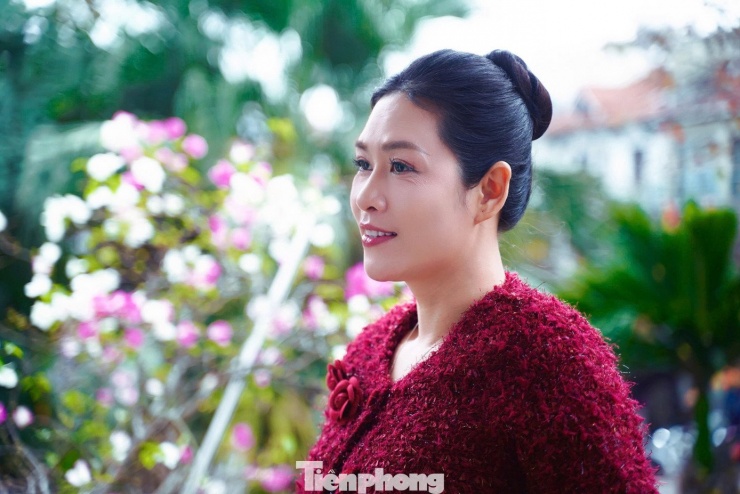 “Lúc đầu tôi rất lo lắng vì chưa hiểu rõ về bệnh, nghe đến tuyến giáp là ai cũng sợ. Sau khi tìm hiểu kỹ, tôi nhận ra nguyên nhân phần lớn đến từ stress kéo dài, sinh hoạt thiếu điều độ và không vận động", Hà Hương nói. Ảnh: Đức Nguyễn.