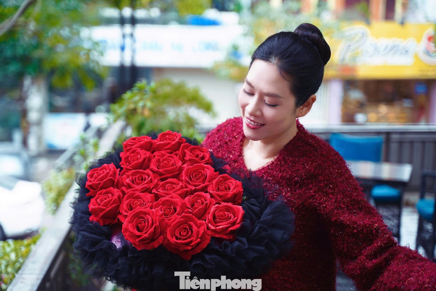 Khi được hỏi có tiếc nuối nhan sắc thời thanh xuân, Hà Hương cho biết cô không có cảm giác ấy. Diễn viên nói mỗi giai đoạn cuộc đời đều có vẻ đẹp và giá trị riêng. Ở tuổi 20, cô có thanh xuân rực rỡ với vai Nguyệt, đến tuổi 30, cô có gia đình trọn vẹn và khi bước sang tuổi 40, cô trở lại với điện ảnh, tiếp tục được khán giả đón nhận. Theo Hà Hương, con người không có hai lần 20 hay 30 tuổi, điều quan trọng là sống trọn vẹn trong từng chặng đường. “Khi mình trải nghiệm hết mình ở lứa tuổi đó rồi thì mình là người hạnh phúc”, cô nói. Ảnh: Đức Nguyễn.