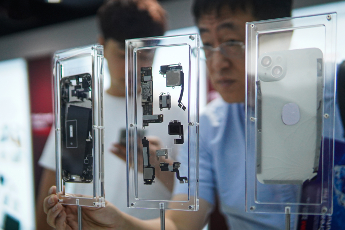 Linh kiện một chiếc điện thoại được trưng bày tại một trung tâm ở Hà Nội. Ảnh: Lưu Quý