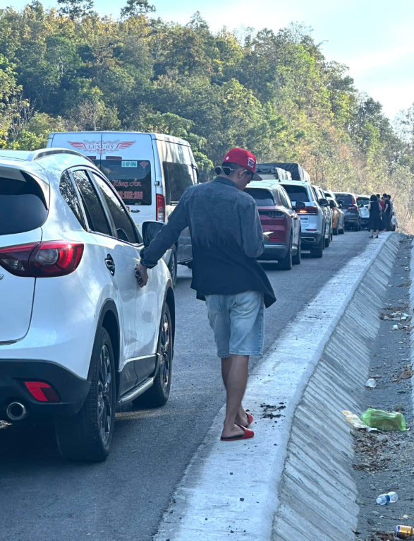 Quốc lộ 28B kẹt xe nghiêm trọng nối Mũi Né - Đà Lạt Trong dịp tết 2026 - Ảnh 3.