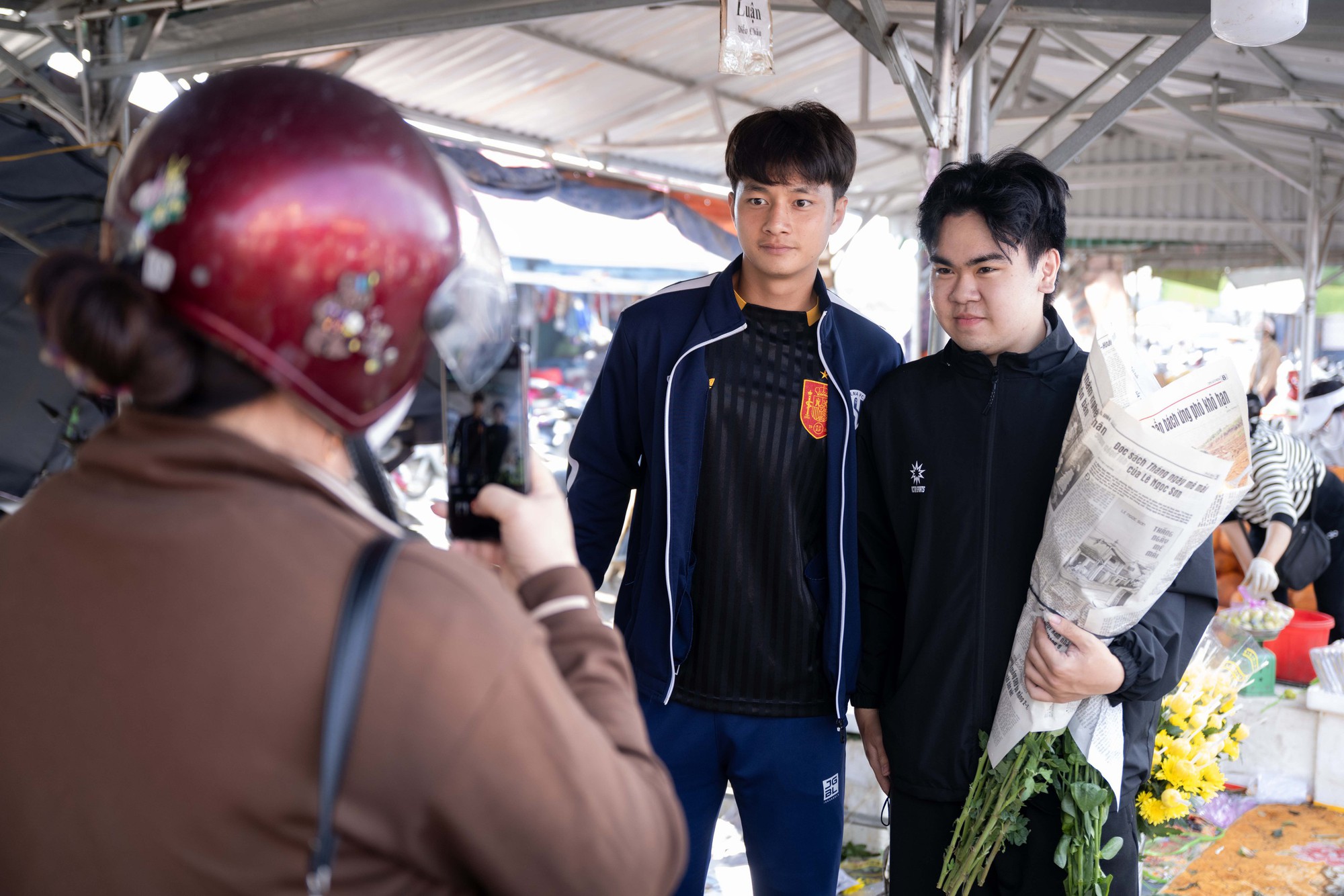 Góc chợ Tết Nghệ An xôn xao Cao Văn Bình phụ mẹ bán hoa quả: 