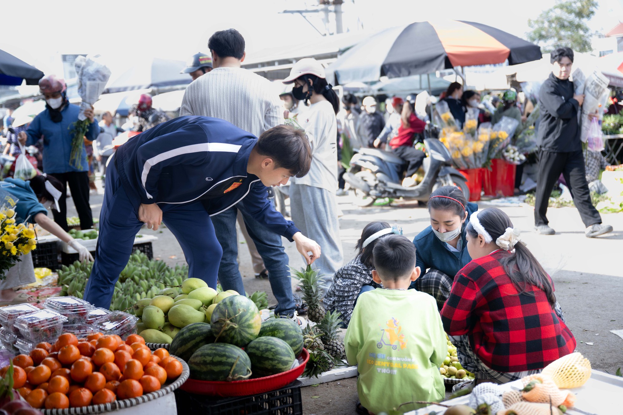 Góc chợ Tết Nghệ An xôn xao Cao Văn Bình phụ mẹ bán hoa quả: 