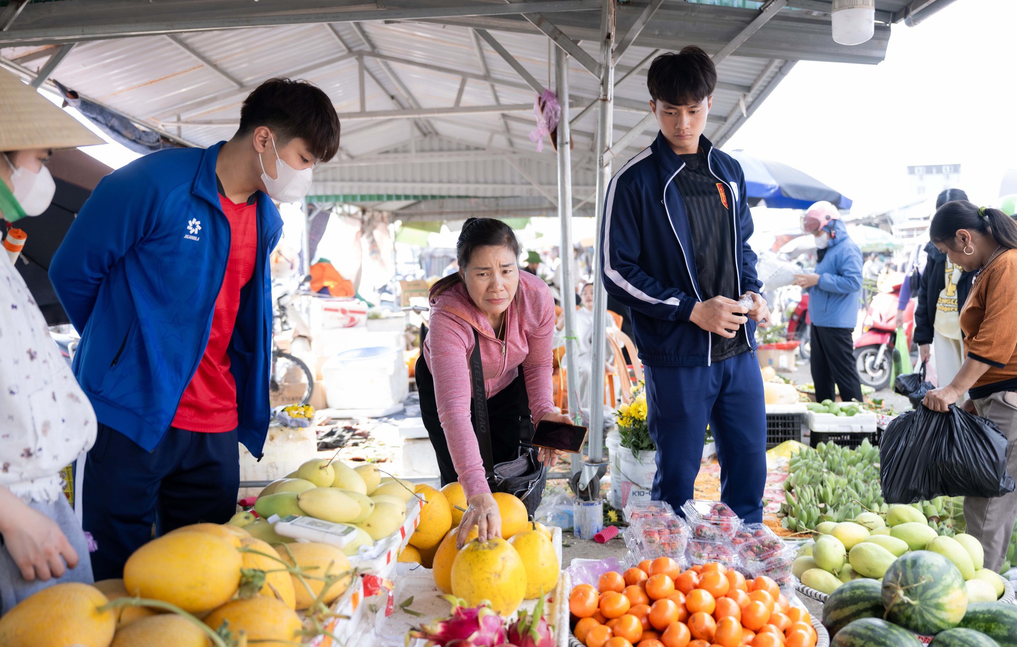 Góc chợ Tết Nghệ An xôn xao Cao Văn Bình phụ mẹ bán hoa quả: 