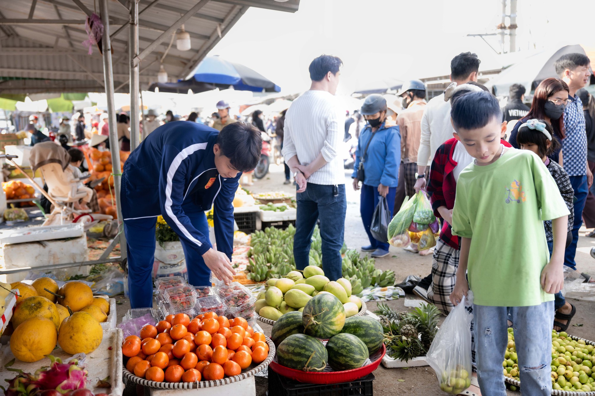 Góc chợ Tết Nghệ An xôn xao Cao Văn Bình phụ mẹ bán hoa quả: 