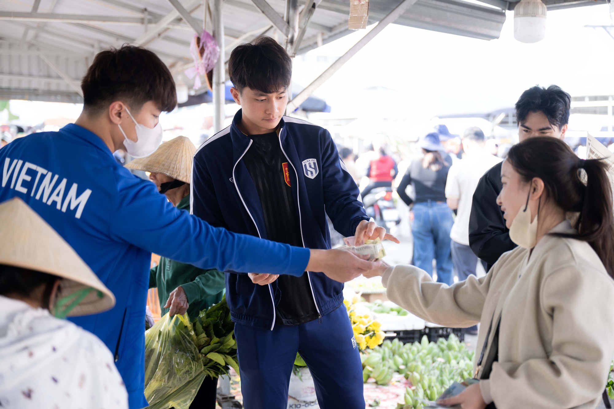 Góc chợ Tết Nghệ An xôn xao Cao Văn Bình phụ mẹ bán hoa quả: 