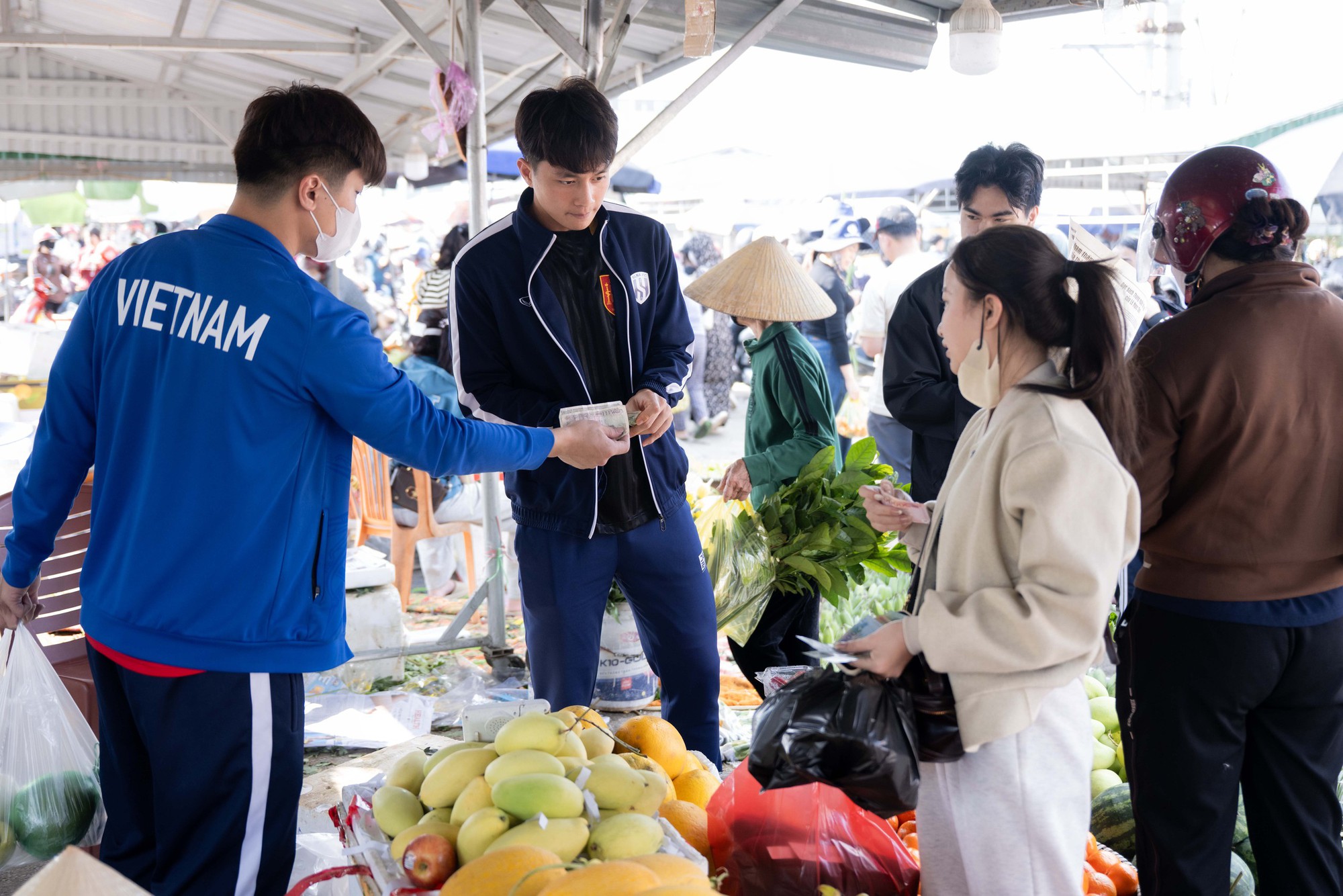Góc chợ Tết Nghệ An xôn xao Cao Văn Bình phụ mẹ bán hoa quả: 