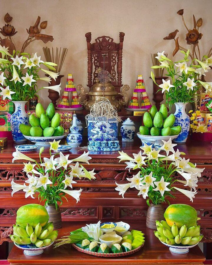 Mùa loa kèn năm nào chị cũng nhất định phải dâng lễ lên ban thờ.