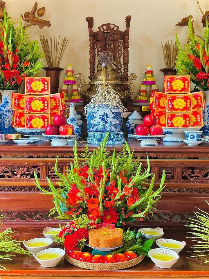 Rằm tháng 4, để hướng về sự kiện chào mừng 50 năm giải phóng miền Nam thống nhất đất nước, chị Ngọc chuẩn bị mâm lễ mang sắc đỏ rực rỡ của Quốc kỳ.