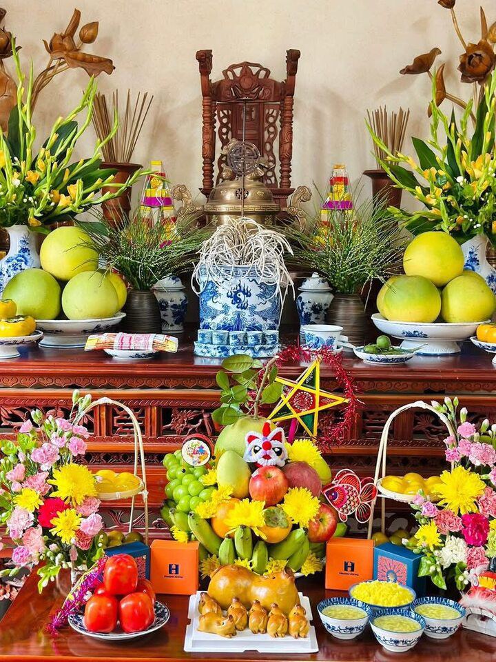 Mâm lễ rằm tháng 8 - Tết Trung thu không thể thiếu quả hồng, bánh trung thu, xôi, chè.