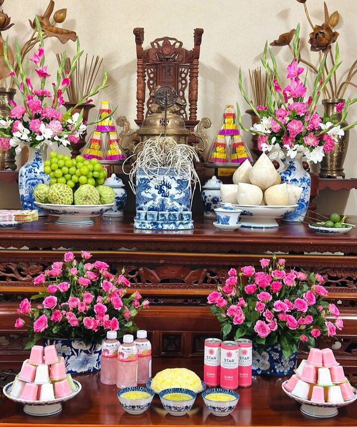 Mâm lễ rằm tháng 9 dịu dàng sắc hồng của hoa hồng Sophia.