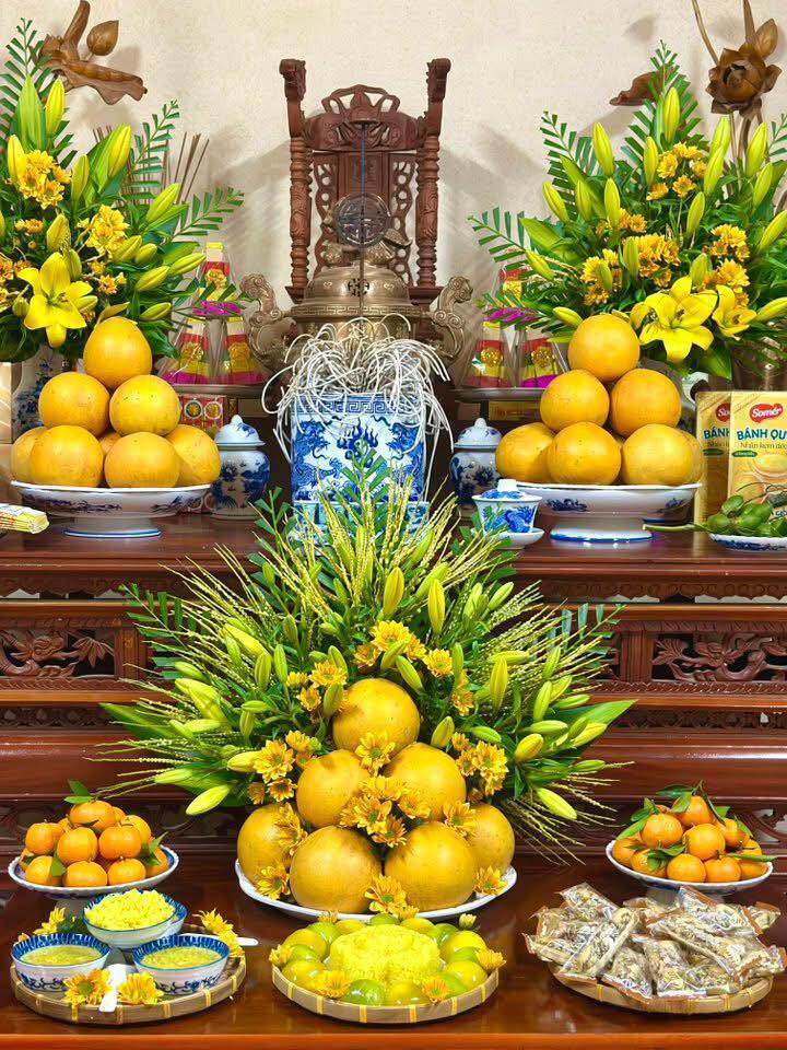 Mâm lễ ngày rằm tháng 10 với tông màu vàng quen thuộc.