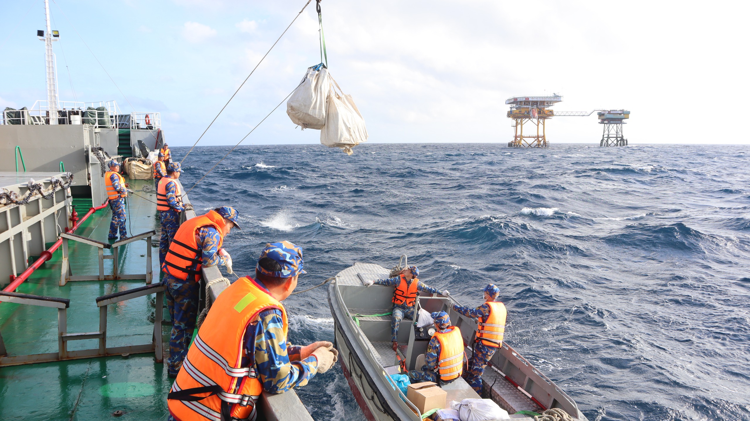 Chúc tết qua loa: Cột mốc sống vững vàng của người lính biển giữa trùng khơi - Ảnh 2.