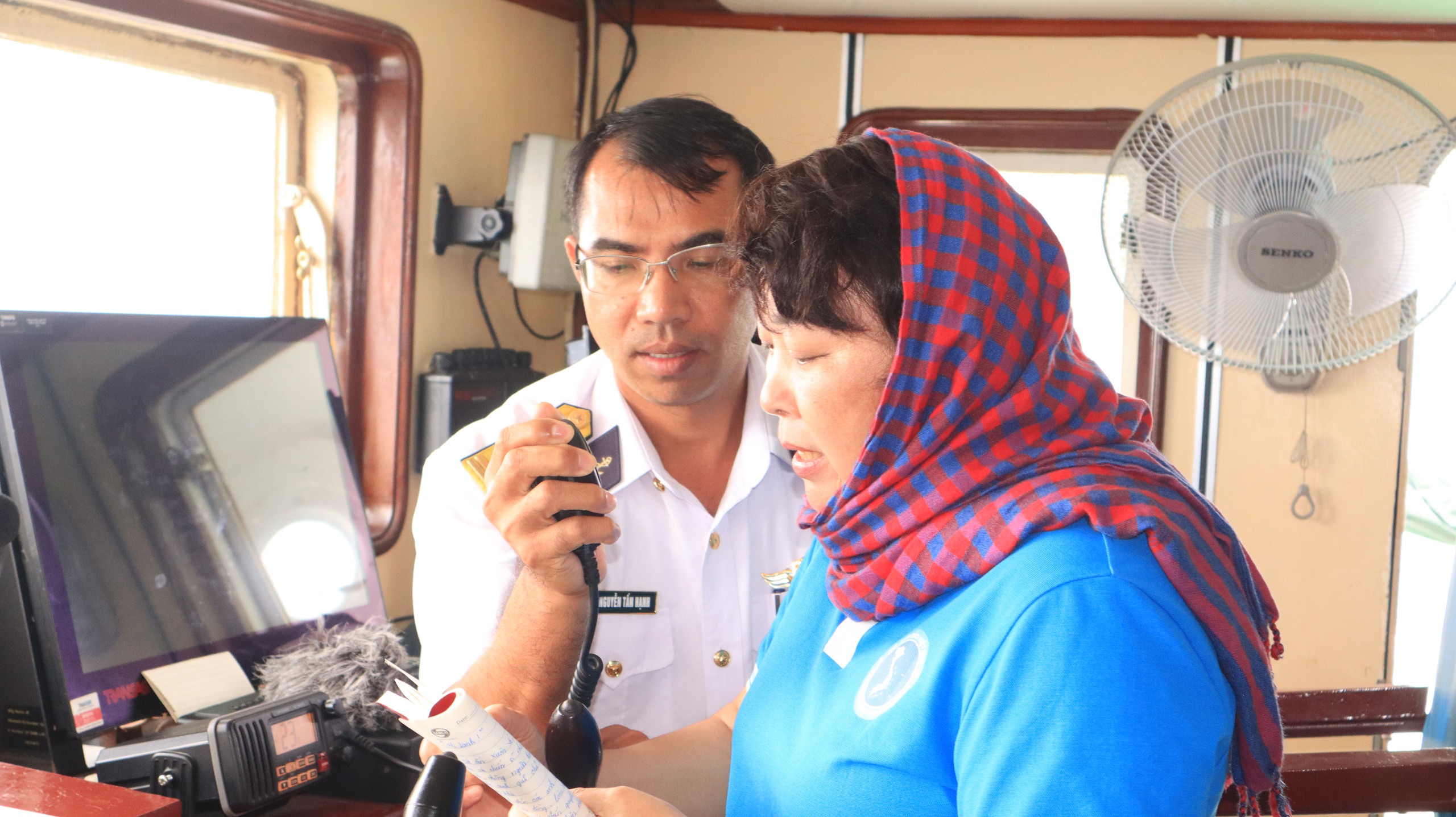 Chúc tết qua loa: Cột mốc sống vững vàng của người lính biển giữa trùng khơi - Ảnh 3.