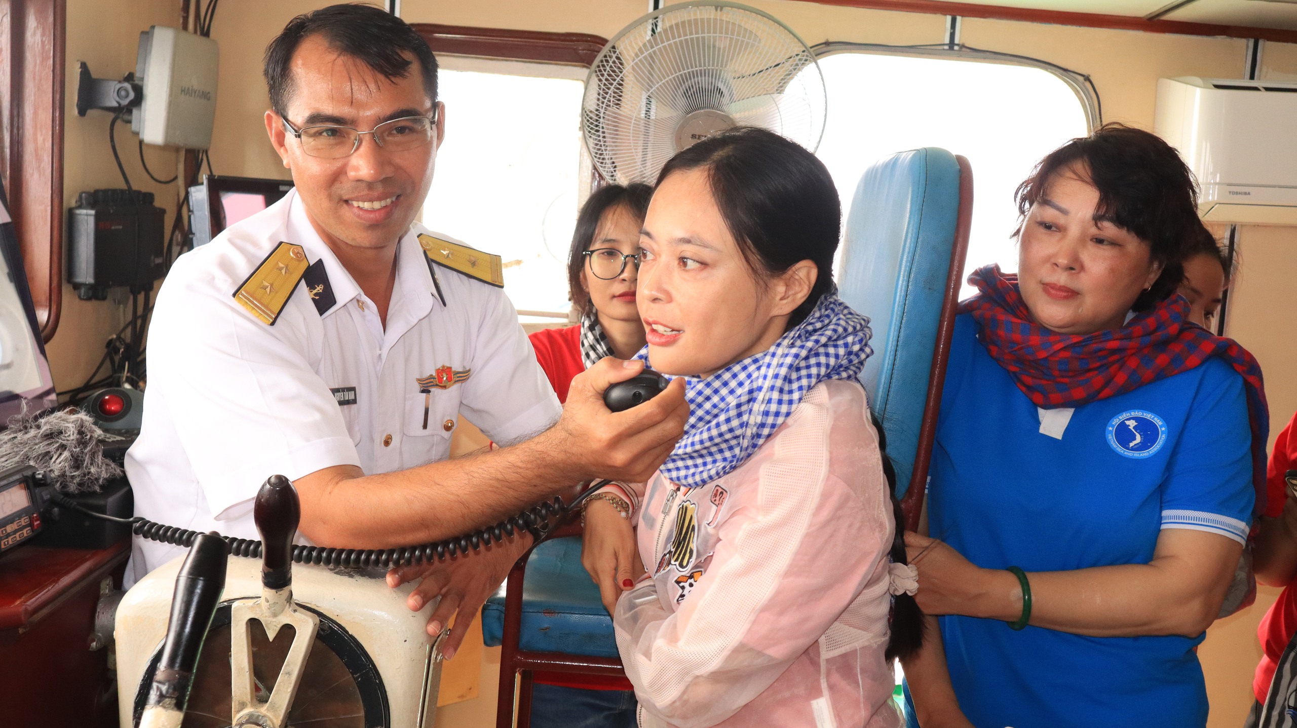 Chúc tết qua loa: Cột mốc sống vững vàng của người lính biển giữa trùng khơi - Ảnh 4.