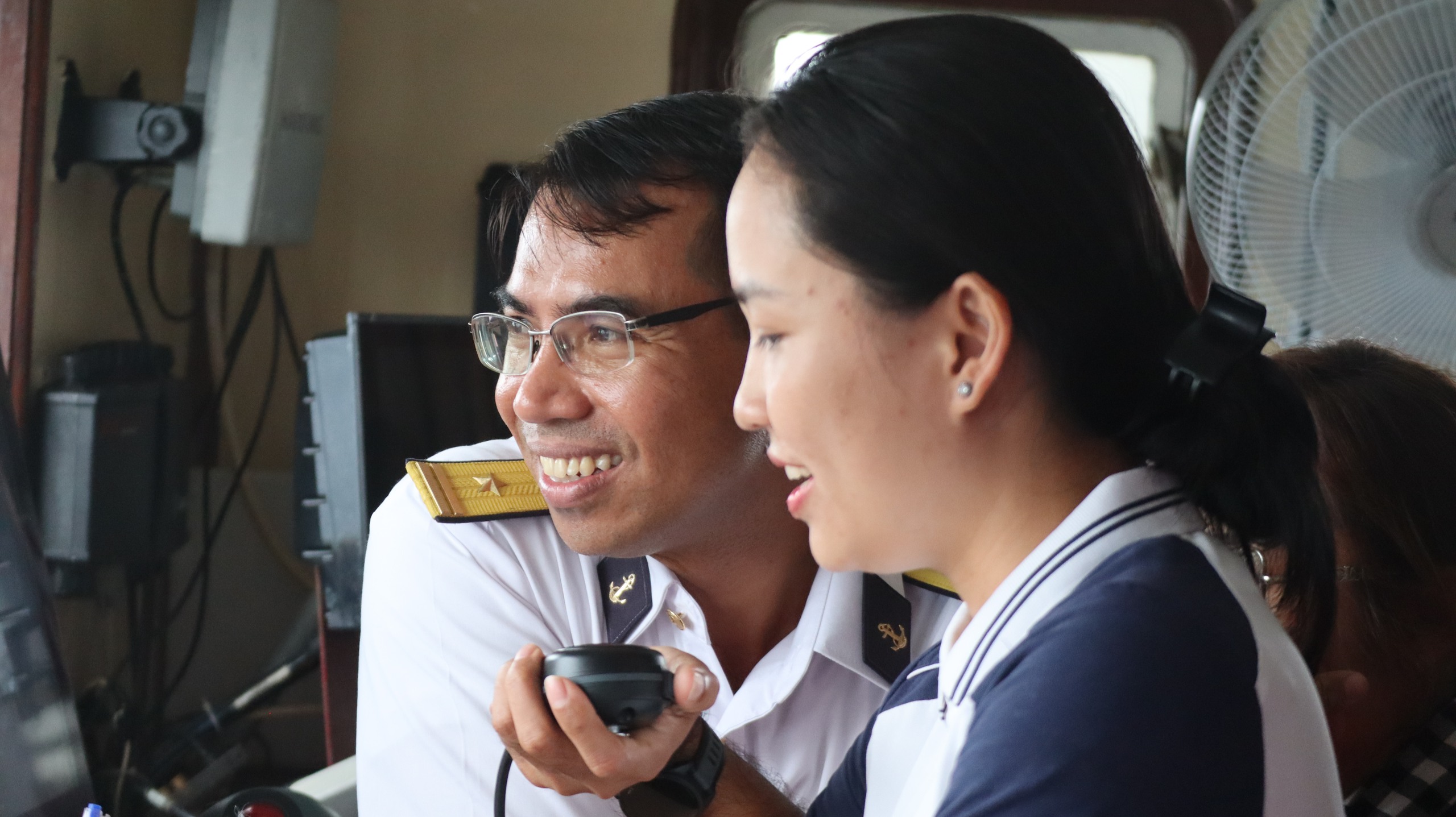 Chúc tết qua loa: Cột mốc sống vững vàng của người lính biển giữa trùng khơi - Ảnh 6.