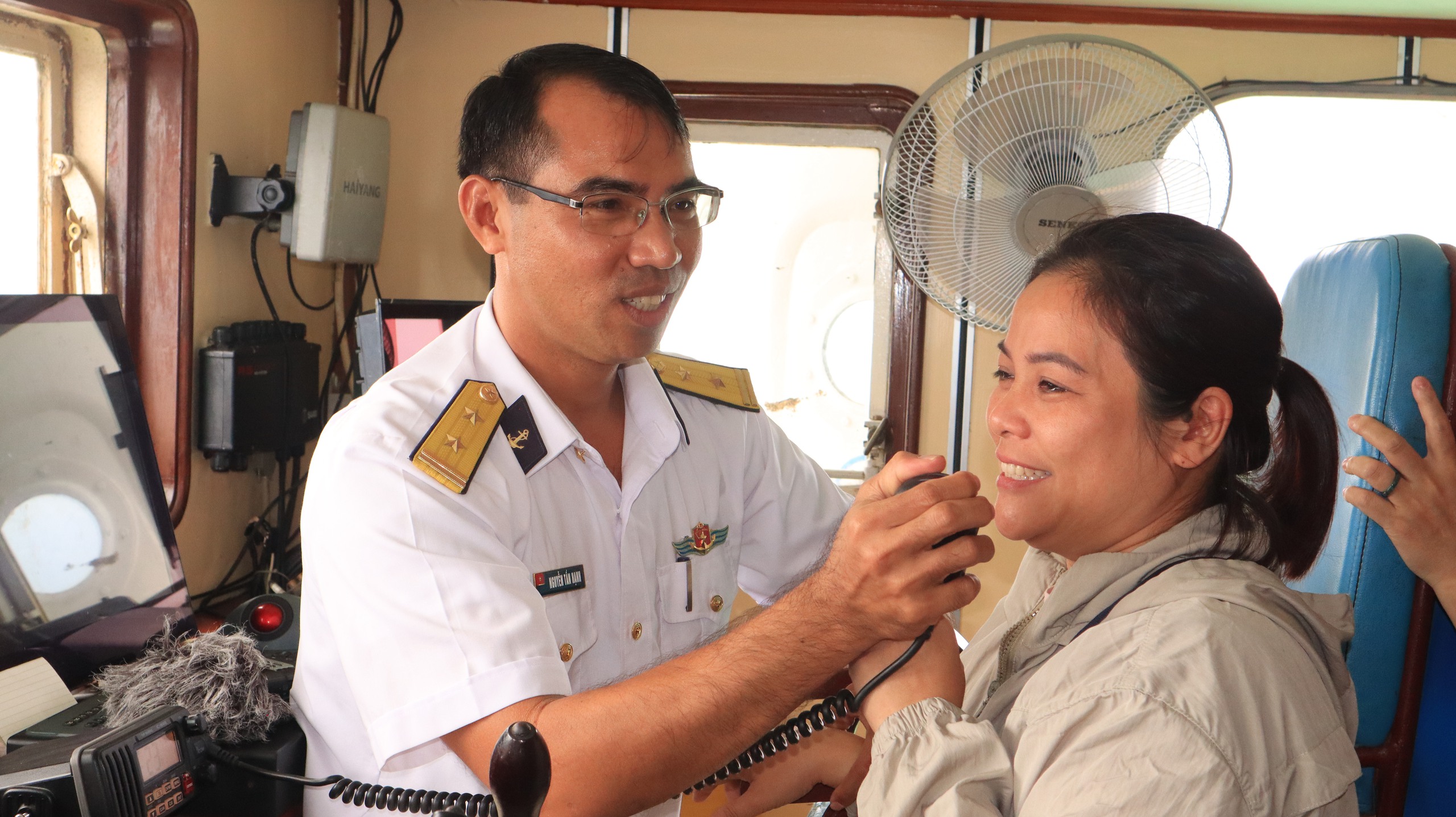 Chúc tết qua loa: Cột mốc sống vững vàng của người lính biển giữa trùng khơi - Ảnh 7.