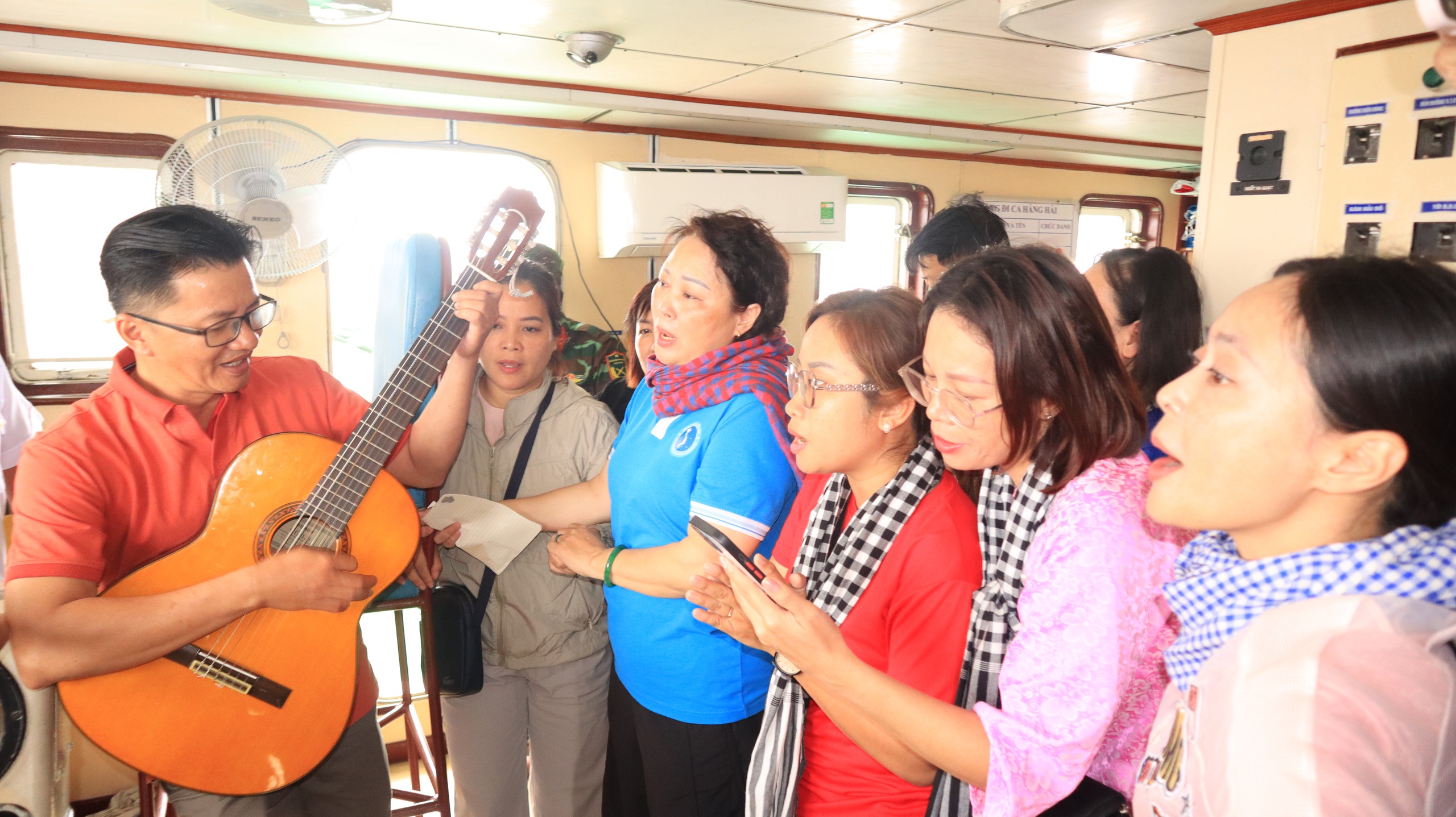 Chúc tết qua loa: Cột mốc sống vững vàng của người lính biển giữa trùng khơi - Ảnh 8.