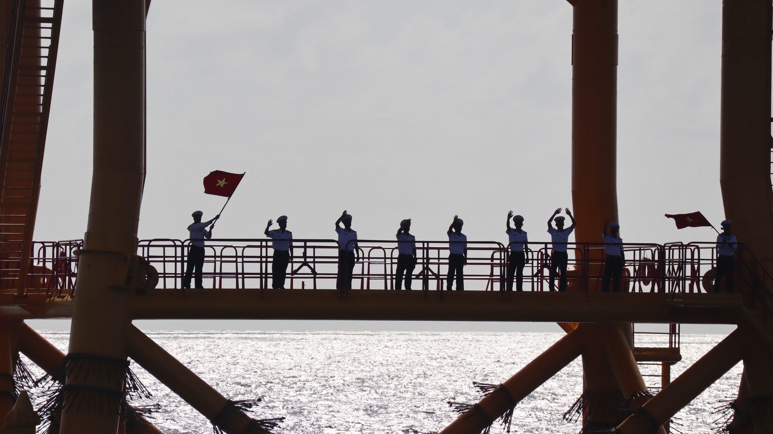 Chúc tết qua loa: Cột mốc sống vững vàng của người lính biển giữa trùng khơi - Ảnh 9.