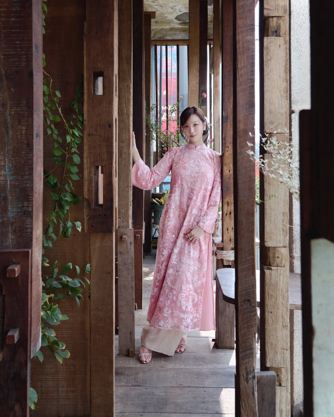 Áo dài hồng, sắc xuân ngọt ngào trong thời trang ngày tết- Ảnh 2.