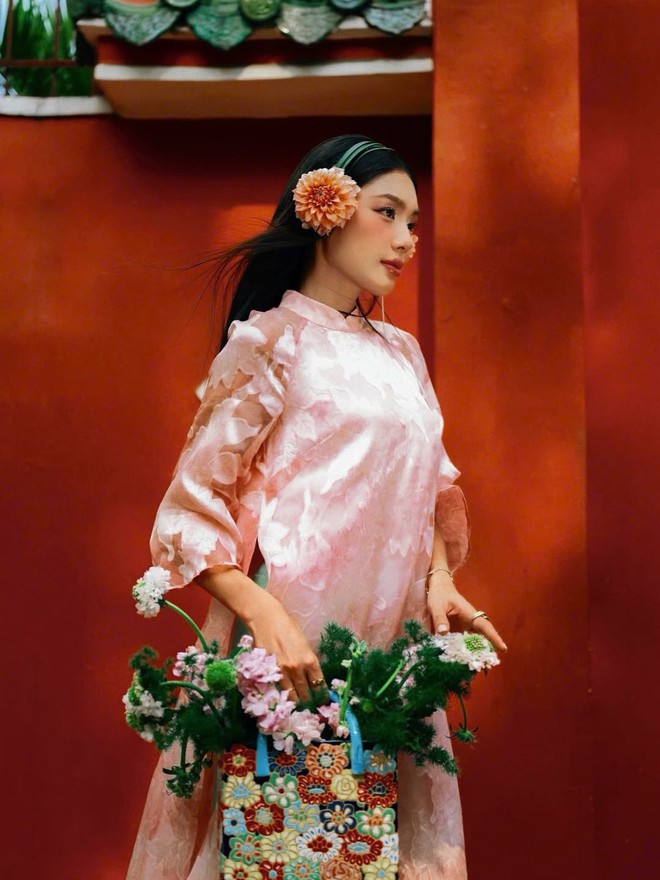 Áo dài hồng, sắc xuân ngọt ngào trong thời trang ngày tết- Ảnh 4.