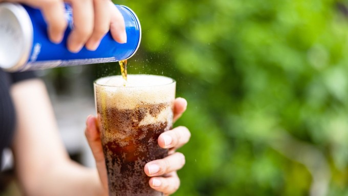 Ba thức uống người men gan cao nên tránh tuyệt đối trong kỳ nghỉ lễ 3 Hàm lượng đường lớn trong các loại nước ngọt dễ dàng hấp thu vào gan, khiến gan phải làm việc quá tải.