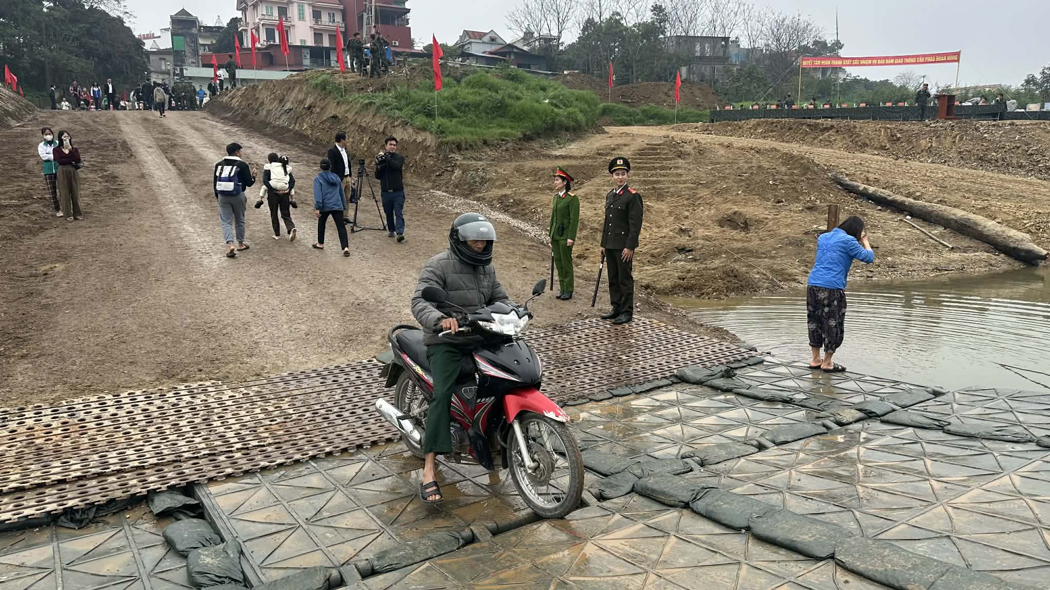 Người dân có cầu phao 'đón tết' sau nhiều tháng cầu Sông Lô hư hỏng- Ảnh 2.