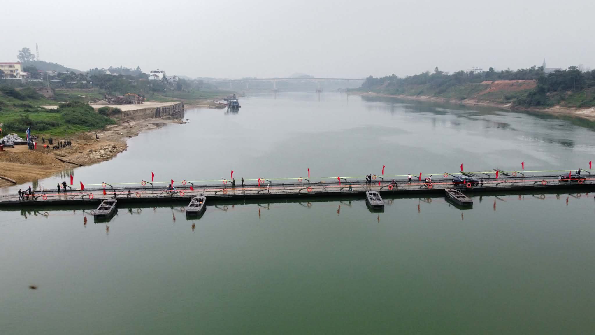 Người dân có cầu phao 'đón tết' sau nhiều tháng cầu Sông Lô hư hỏng- Ảnh 3.