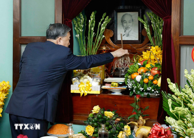 Tổng Bí thư Tô Lâm dâng hương tại Khu Di tích Hoàng thành Thăng Long và Di tích nhà 67 - Ảnh 2.