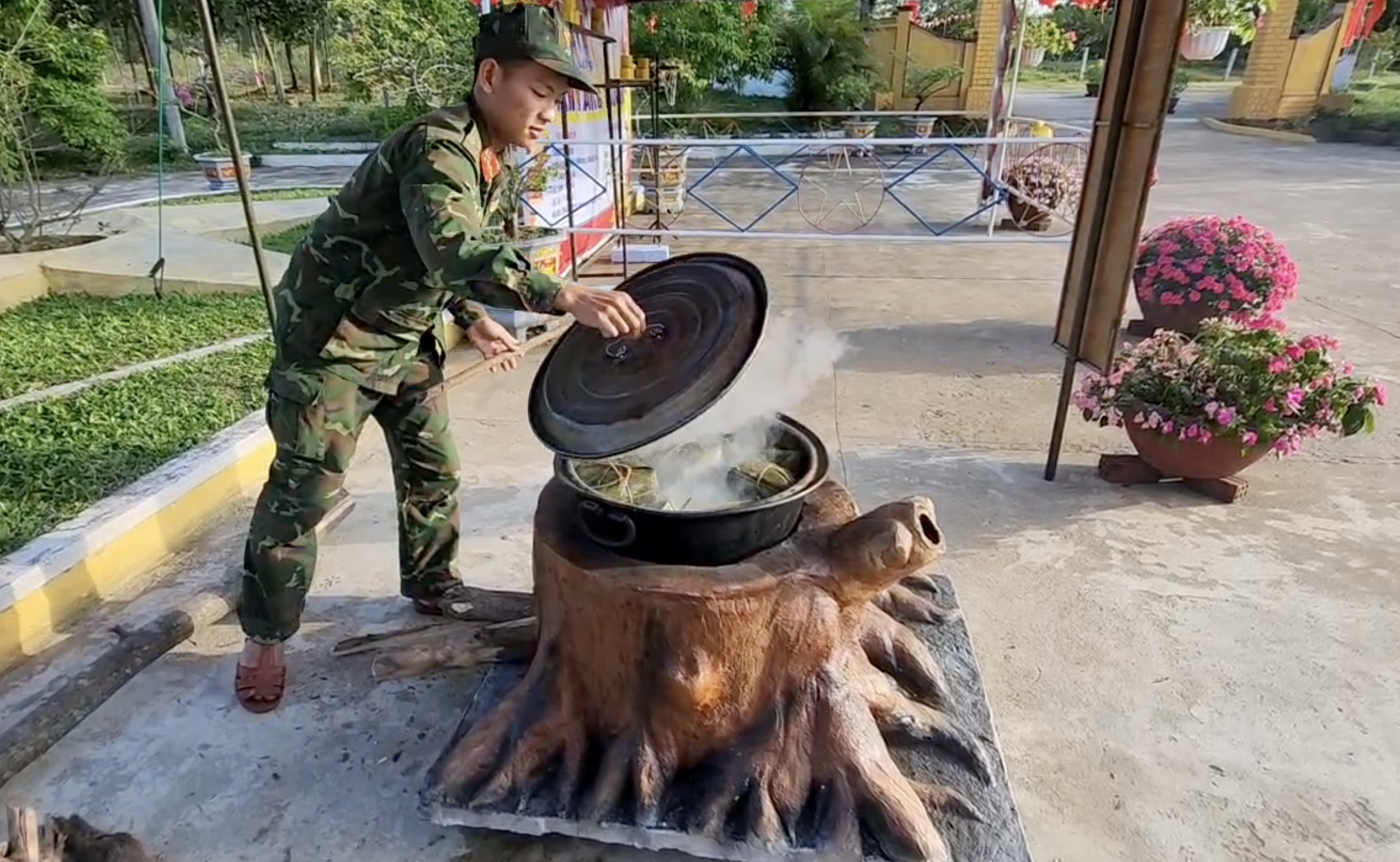 Độc lạ bếp nấu bánh chưng hình tên lửa đạn đạo, tàu ngầm, xe tăng... 3 bánh chưng - Ảnh 3.