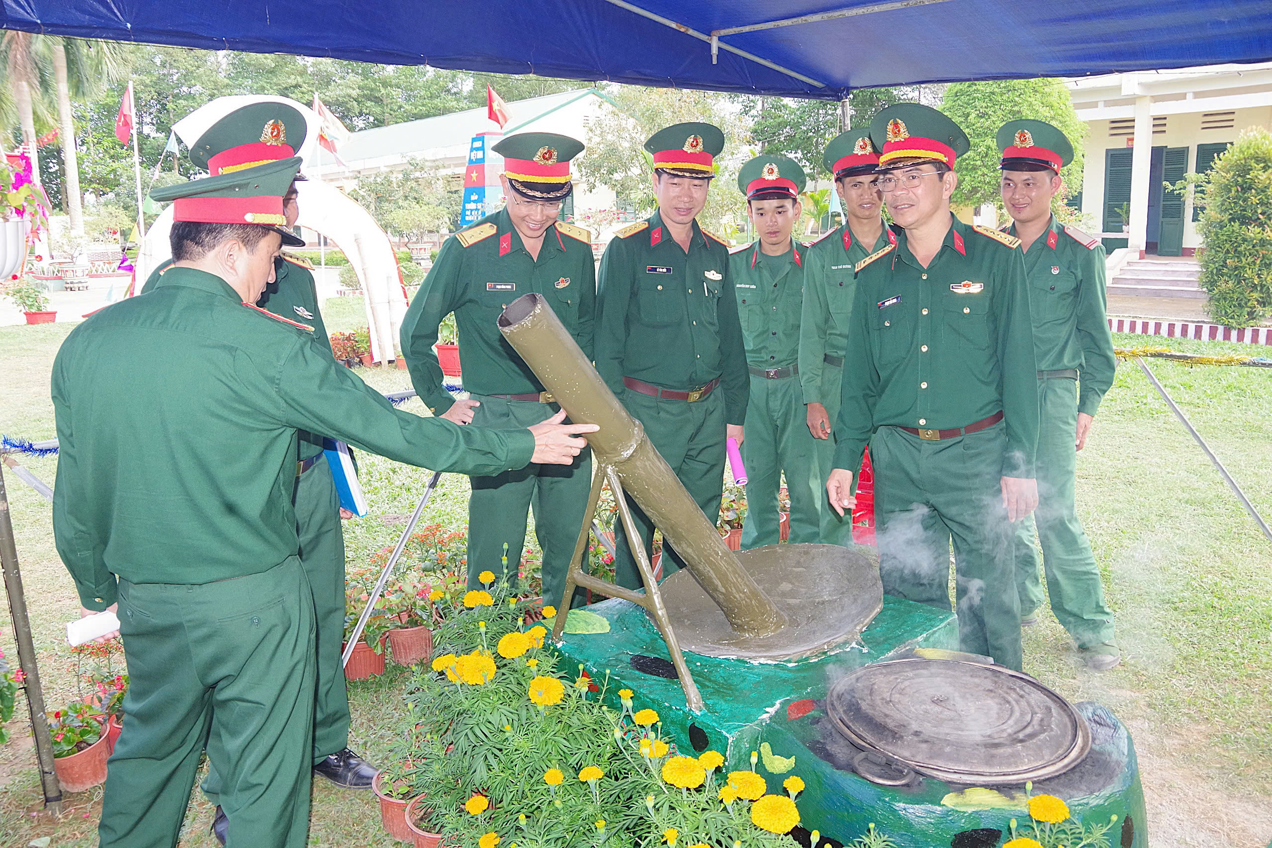 Độc lạ bếp nấu bánh chưng hình tên lửa đạn đạo, tàu ngầm, xe tăng... 6 bánh chưng - Ảnh 6.