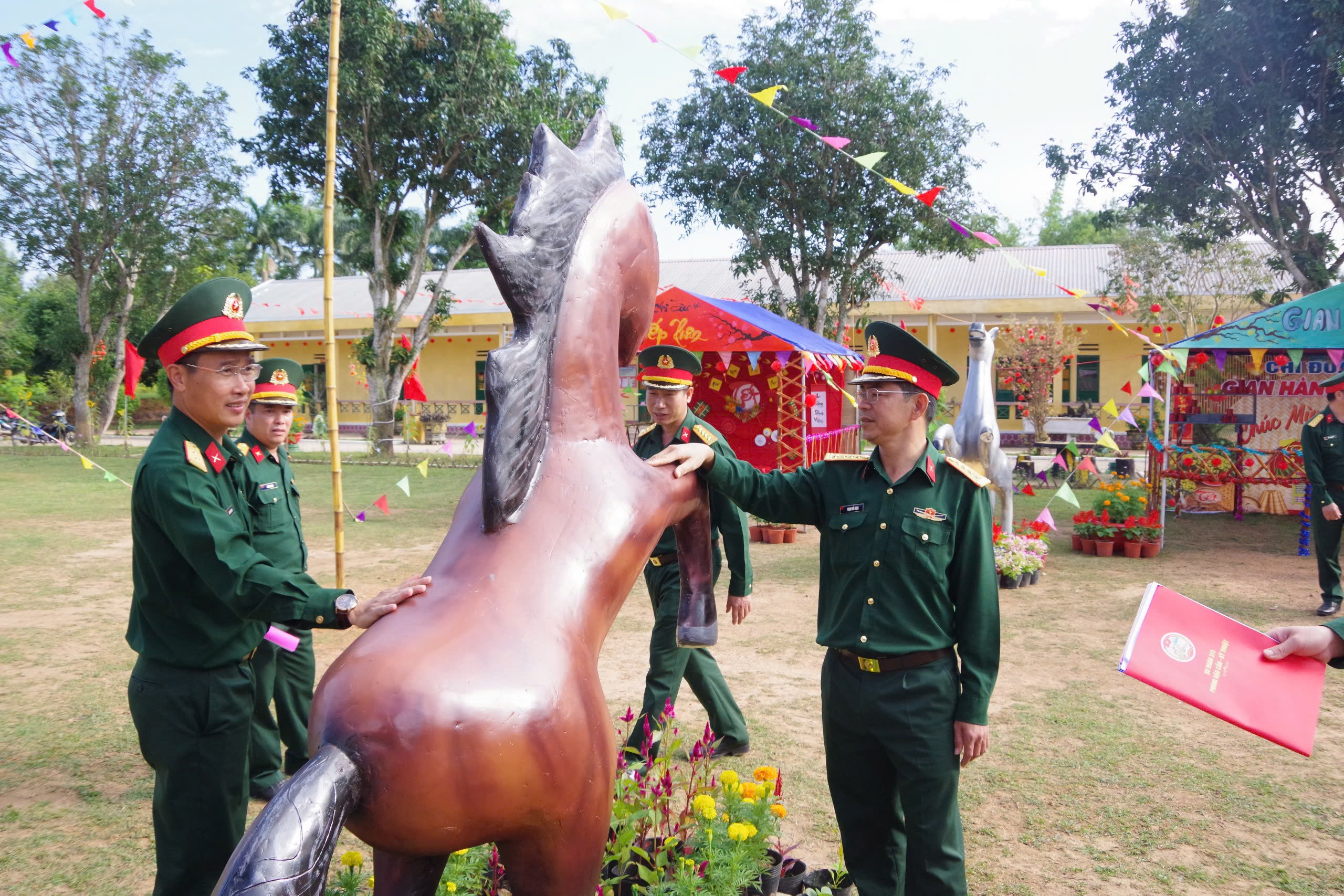 Độc lạ bếp nấu bánh chưng hình tên lửa đạn đạo, tàu ngầm, xe tăng... 9 Độc lạ bếp nấu bánh chưng hình tên lửa đạn đạo, tàu ngầm, xe tăng... - Ảnh 9.