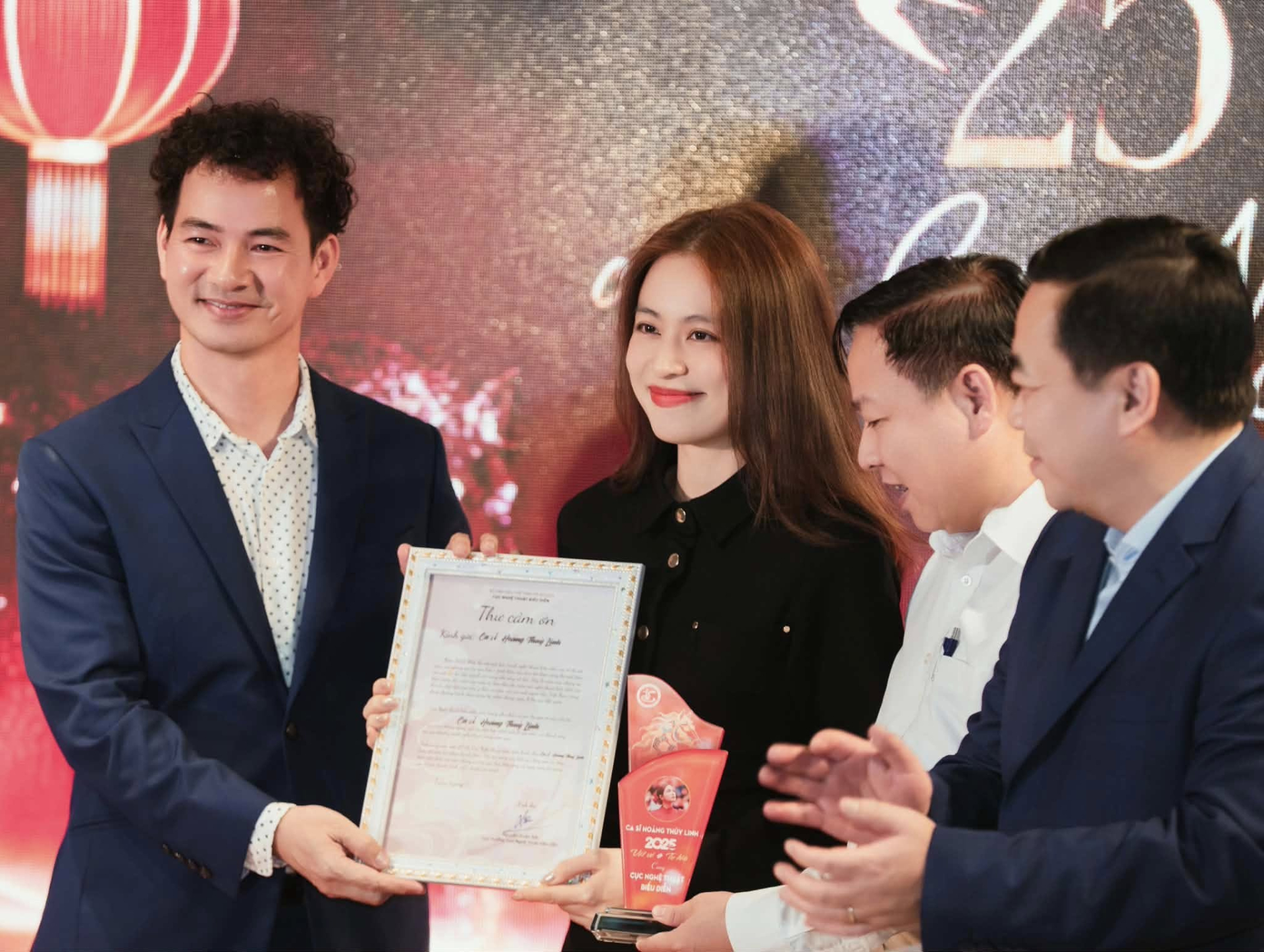 Nữ ca sĩ được Cục Nghệ thuật Biểu diễn cảm ơn: Ra 2 album định hình nhạc Việt, tham gia loạt sự kiện cấp quốc gia- Ảnh 2.