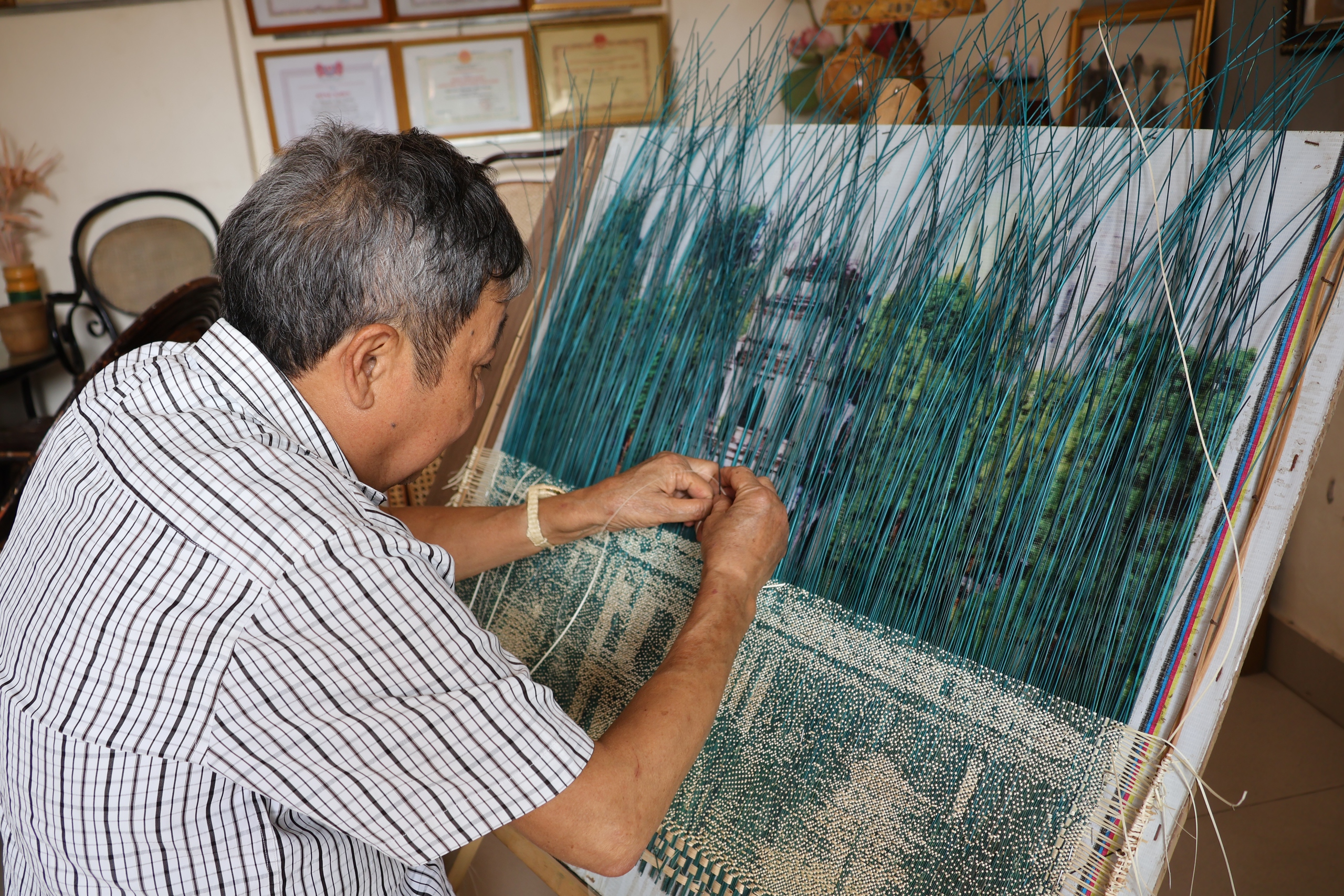 Nghệ nhân nhân dân Nguyễn Văn Trung: Người tạo chân dung Bác Hồ bằng mây tre đan - Ảnh 2.