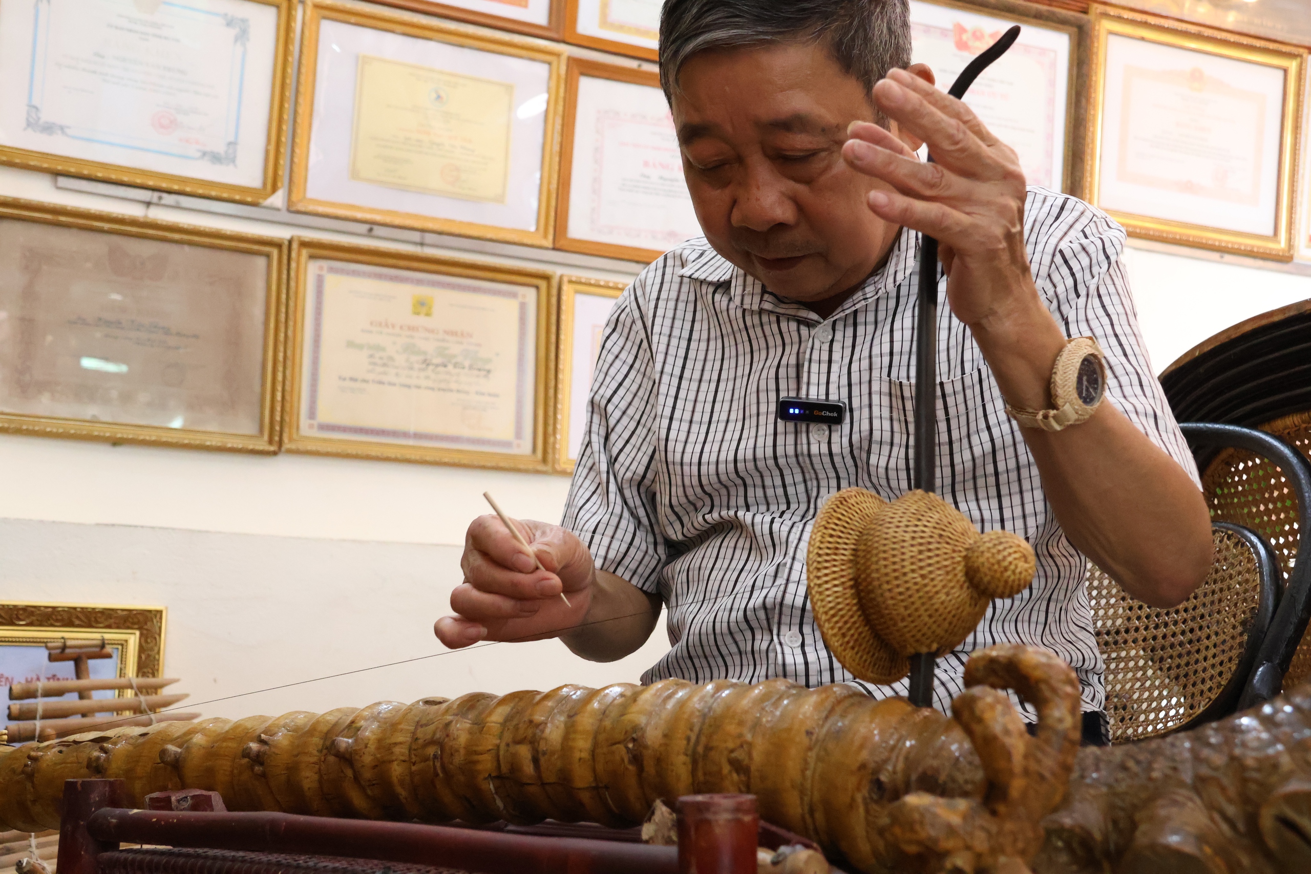 Nghệ nhân nhân dân Nguyễn Văn Trung: Người tạo chân dung Bác Hồ bằng mây tre đan - Ảnh 2.