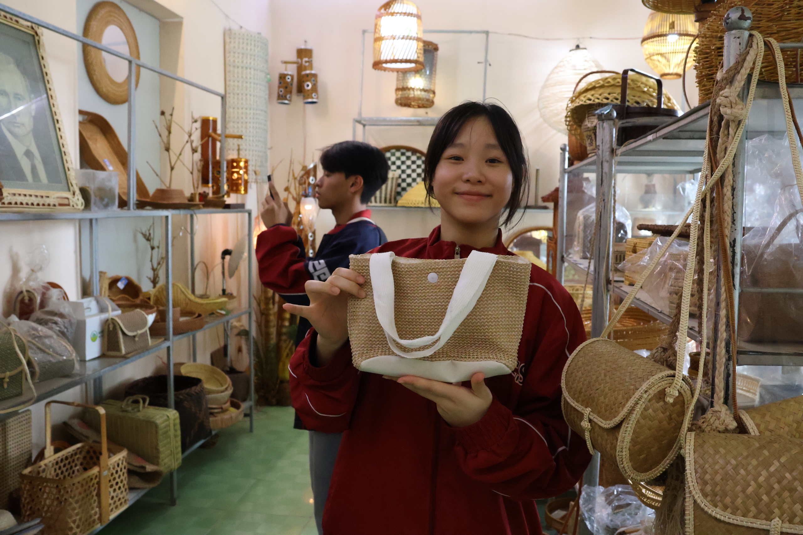 Nghệ nhân nhân dân Nguyễn Văn Trung: Người tạo chân dung Bác Hồ bằng mây tre đan - Ảnh 5.