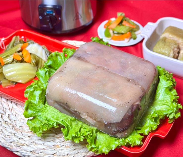 Mách bạn bí quyết nấu thịt đông trong veo, mềm ngon, ăn không ngấy cho ngày Tết tròn đầy - 2