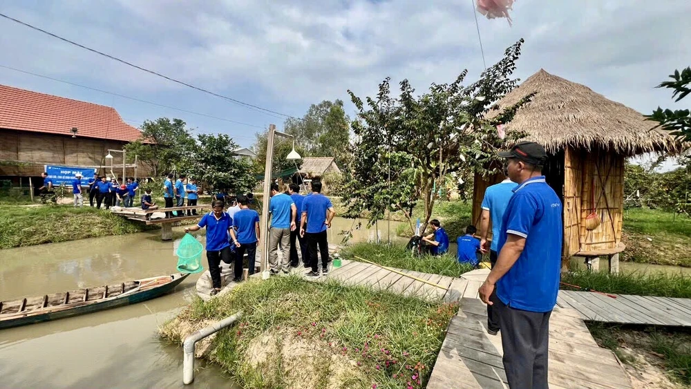 Du khách trải nghiệm tham quan, ăn uống, tự do chụp cho mình những bức ảnh đẹp và gần gũi với thiên nhiên, hít thở bầu không khí tươi mát, trong lành tại Vườn sinh thái Nam Hương du-lich-dong-thap-vu-sau-nam-huong-an-duoc-ca-vo-9.jpg