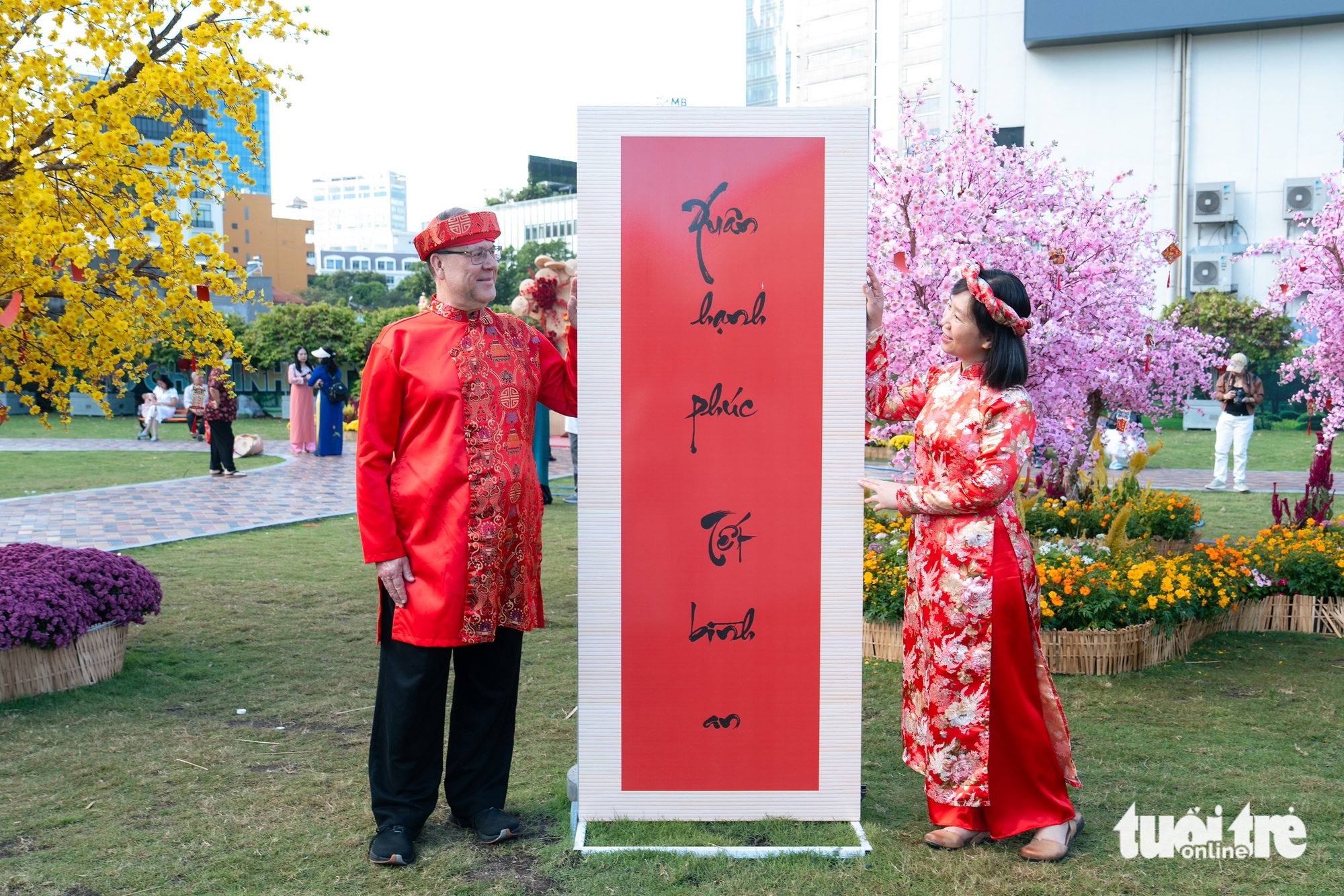 Ngày 29 tháng chạp, người dân du xuân dưới tiết trời nắng gắt ở TP.HCM - Ảnh 7.